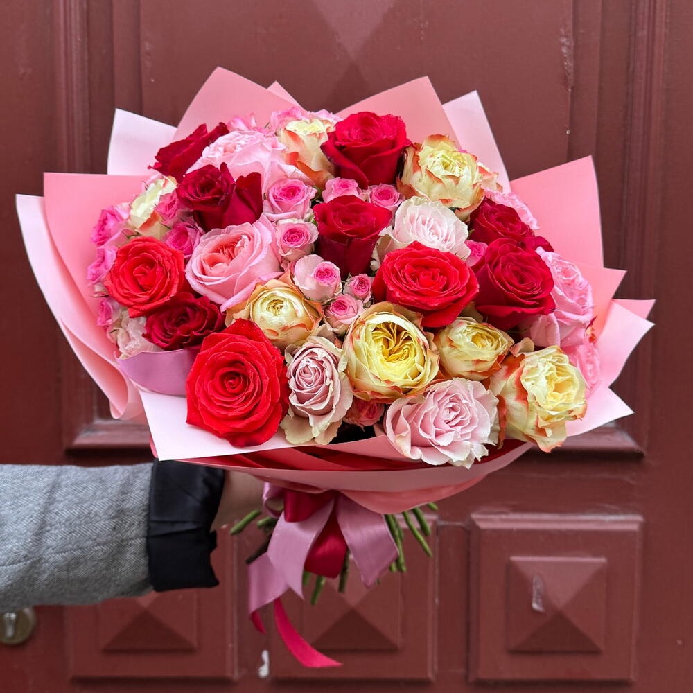 Šviesių atspalvių rožių puokštė