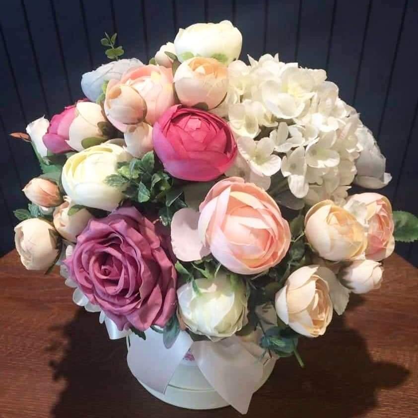 Dirbtinių rožių dežutė - Gėlių pristatymas Vilniuje