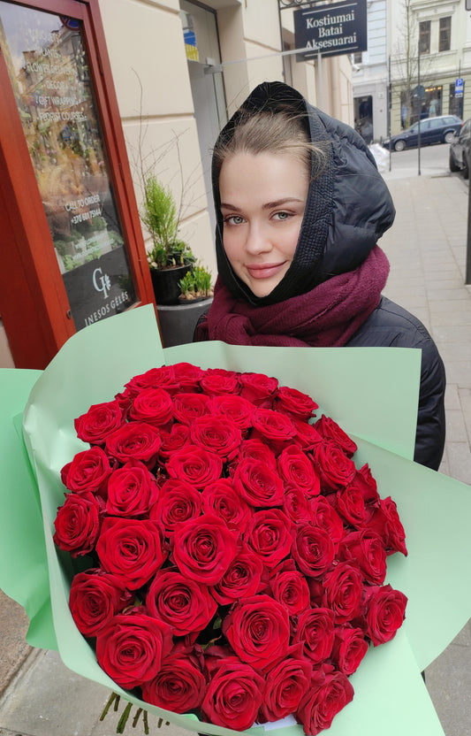 51 raudonų rožių puokštė - Gėlių pristatymas. Inesa Borkovska