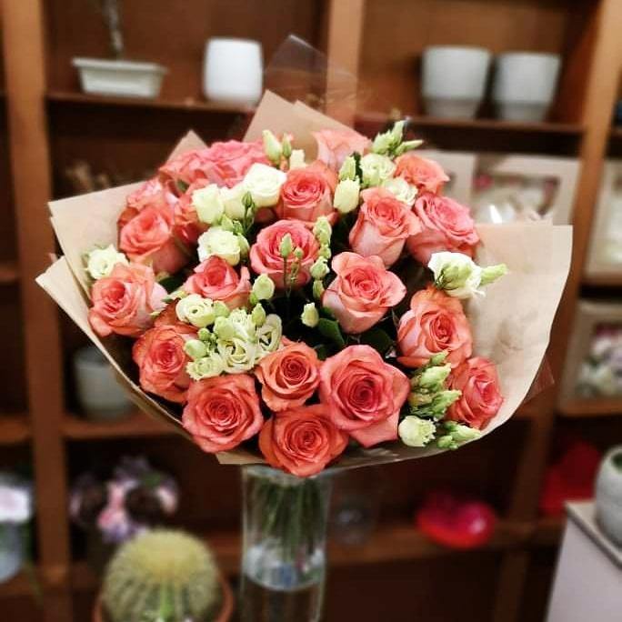 Pastelinių spalvų rožių ir austomų puokštė - Gėlių pristatymas Vilniuje