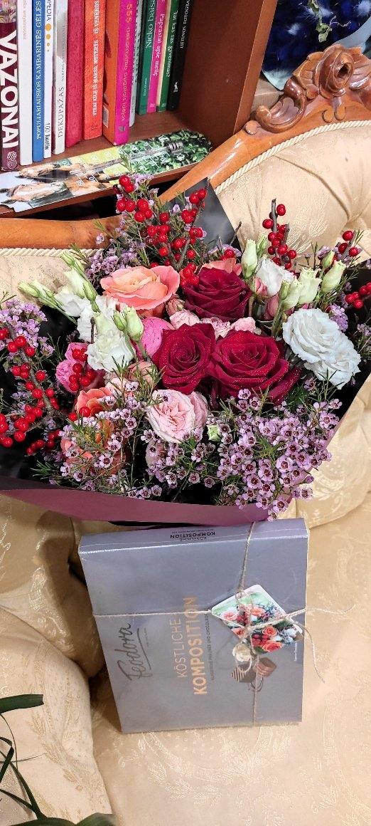Gėlės su saldainiais - Gėlių pristatymas Vilniuje - Flower shop Vilnius