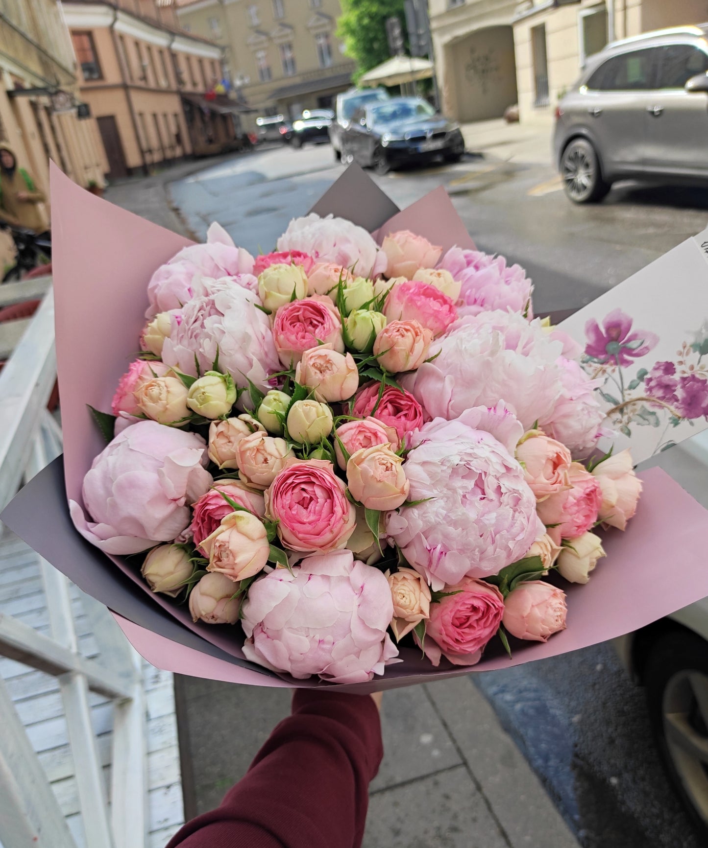 Gaivi puokštė su bijūnais - Gėlių pristatymas. Inesa Borkovska