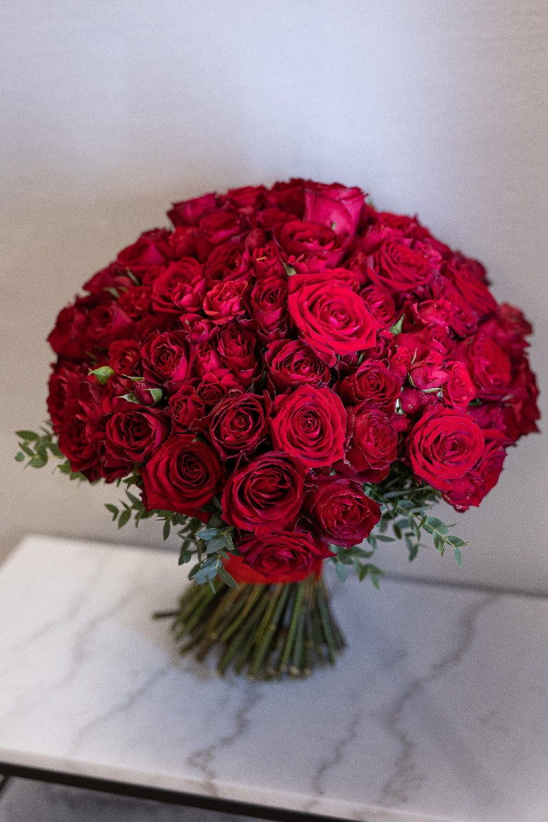 Prabangi raudonų rožių puokštė - Gėlių pristatymas. Inesa Borkovska