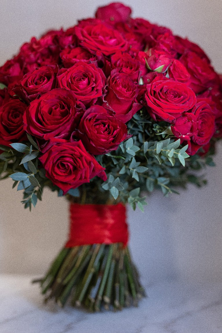 Prabangi raudonų rožių puokštė - Gėlių pristatymas. Inesa Borkovska