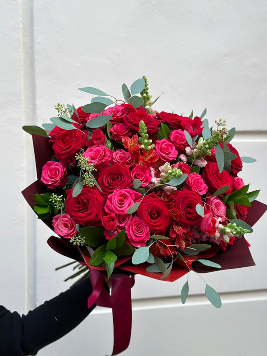 Klasikinių raudonų rožių puokštė