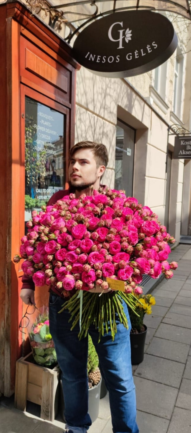 Robertas Bataitis su gėlėmis 