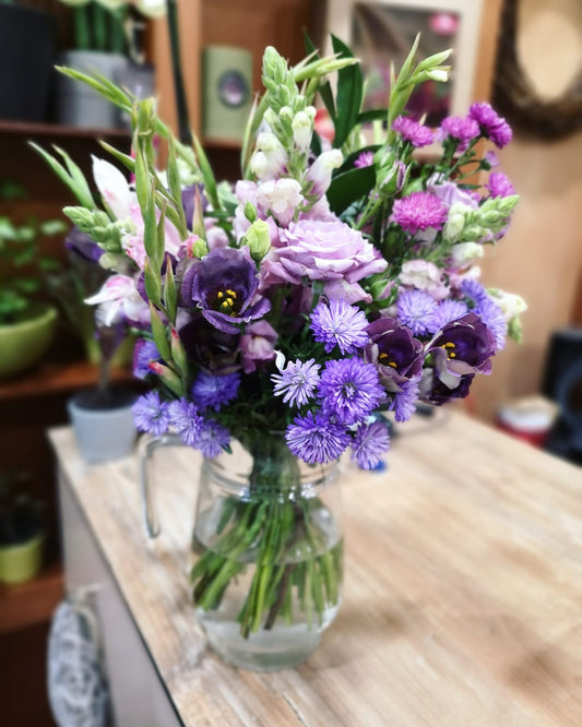 Nedidelė violetinių gėlių puokštė - Gėlių pristatymas. Inesa Borkovska