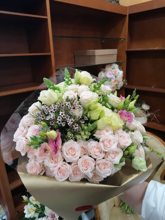 Kreminės spalvos rožių, eustomų ir levukų puokštė - Gėlių pristatymas Vilniuje - Flower shop Vilnius