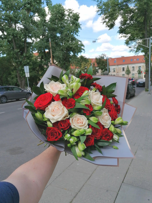 Prabangi vasarinių gėlių puokštė iš rožių - Gėlių pristatymas Vilniuje - Flower shop Vilnius