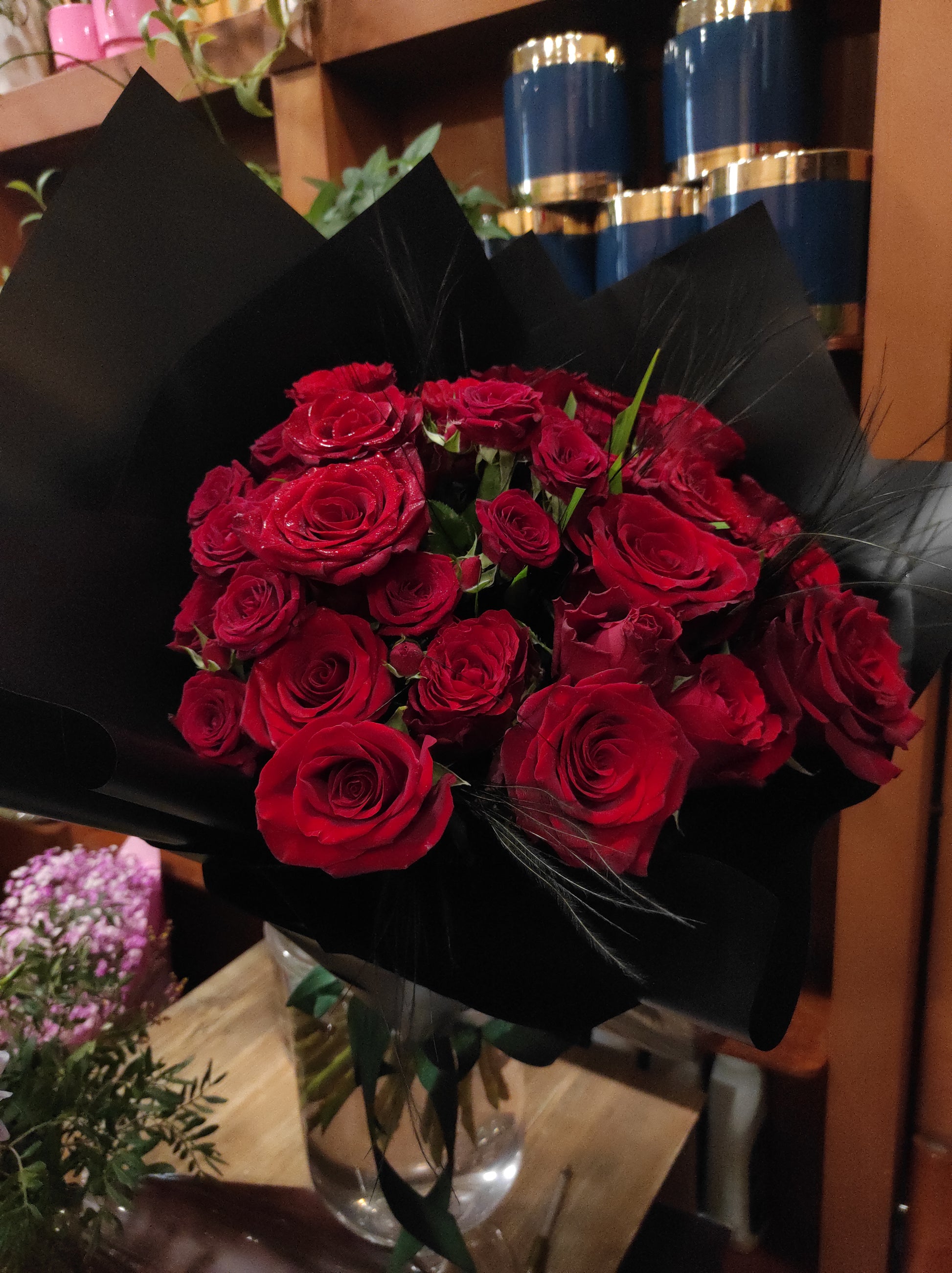 Raudonos rožės su juodu įpakavimu - Gėlių pristatymas. Inesa Borkovska