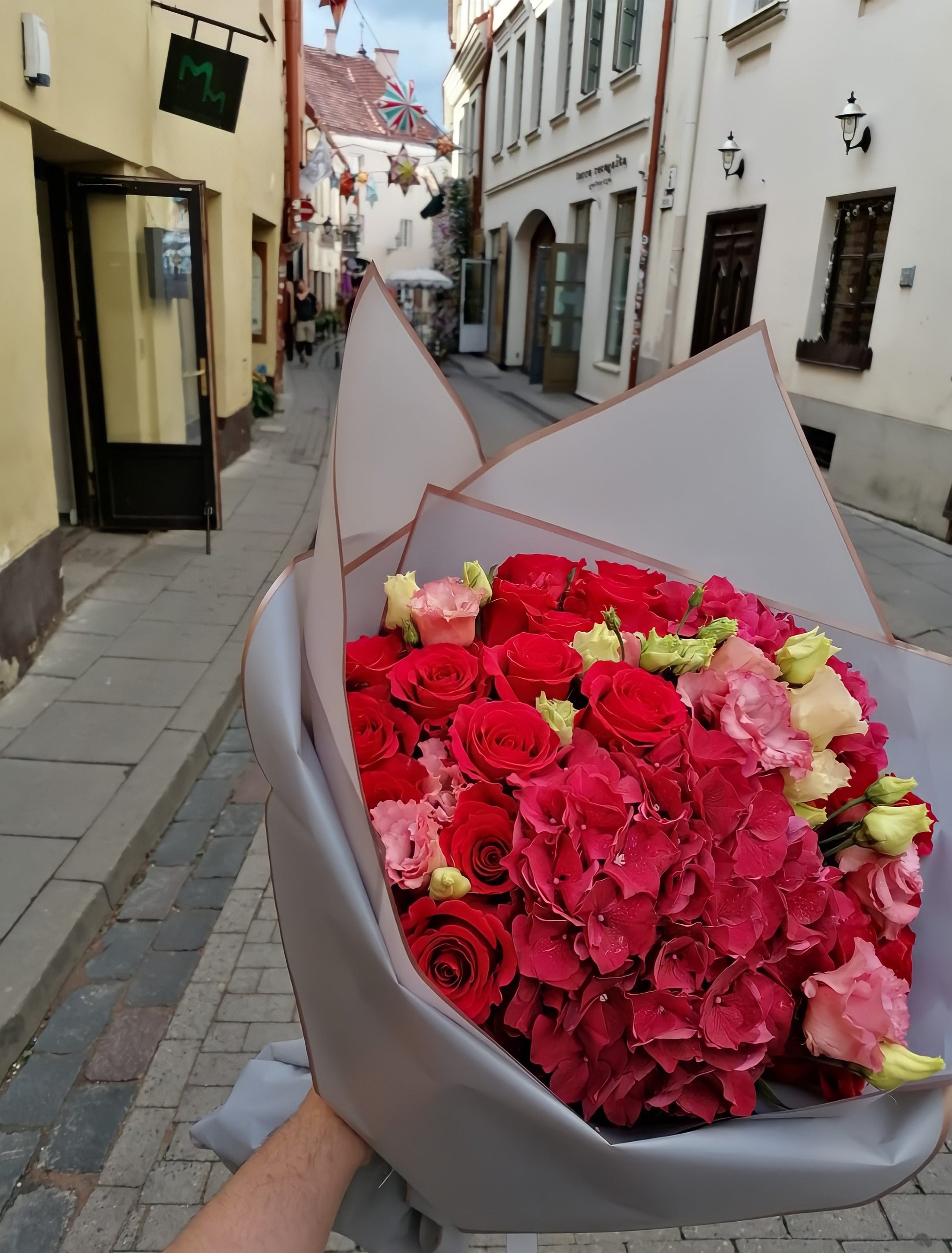 Puokštė su raudonos spalvos hortenzija - Gėlių pristatymas. Inesa Borkovska