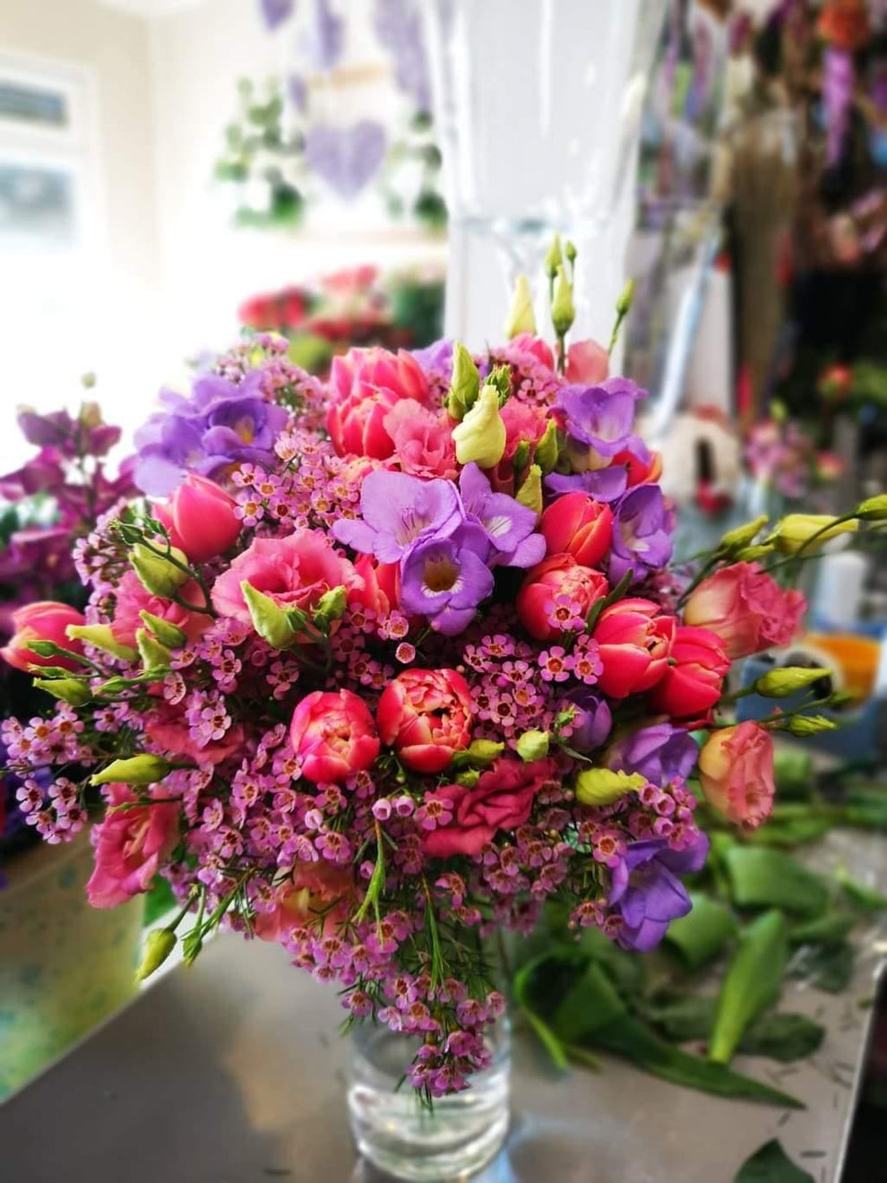 A bright bouquet of spring flowers Gėlių pristatymas Vilniuje