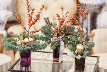 Bugienio šakelės - Ilex - raudonos uogos - Stalo kompozicija - Gėlių pristatymas Vilniuje - Flower shop Vilnius